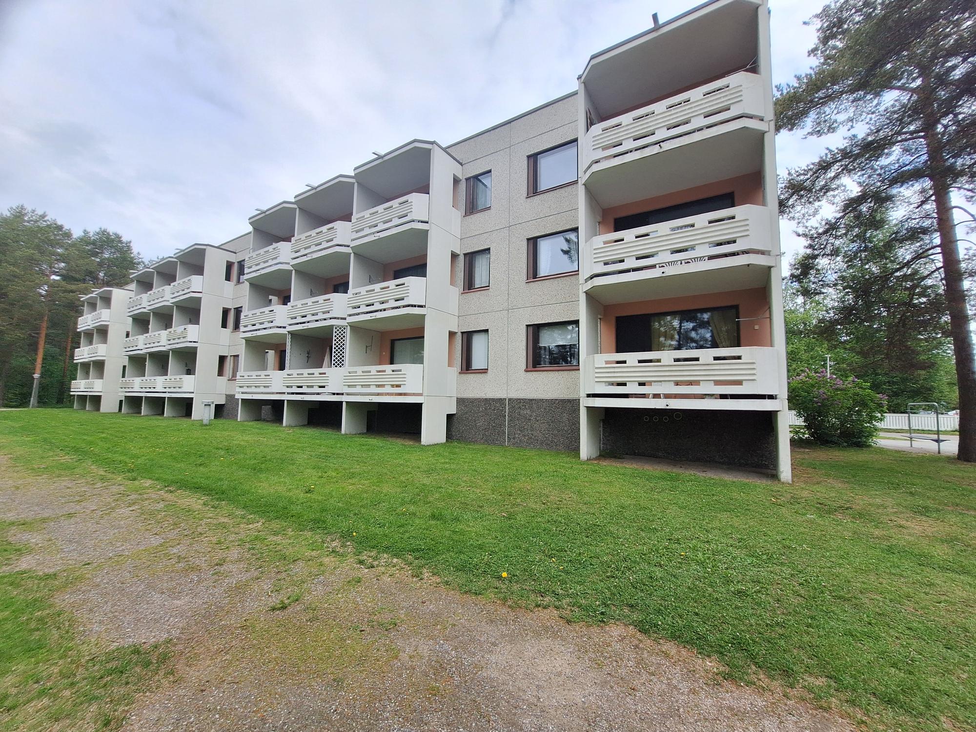 Kerrostalon ikkunaurakka Oulussa